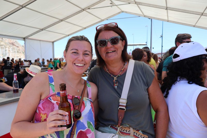 GALERIA DE FOTOS de l'estrene del BARET de les festes de DUANES: gran ambient, “botellins” a caixes i, a més… bous a la mar GALERIA DE FOTOS de l'estrene del BARET de les festes de DUANES: gran ambient, “botellins” a caixes i, a més… bous a la mar